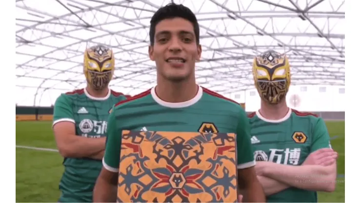 Sin Cara quedó fascinado con el regalo de Raúl Jiménez