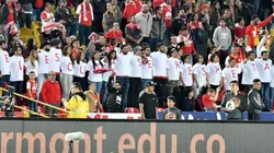 Hinchada de Independiente Santa Fe protesta por malos resultados.