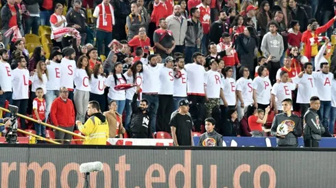 Hinchada de Independiente Santa Fe protesta por malos resultados.