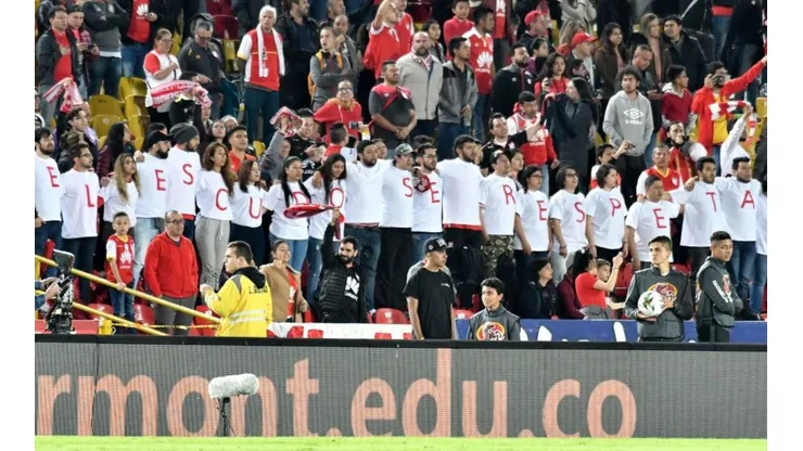 Hinchada de Independiente Santa Fe protesta por malos resultados.