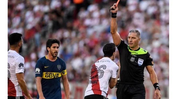 Néstor Pitana tiene experiencia dirigiendo Superclásicos.