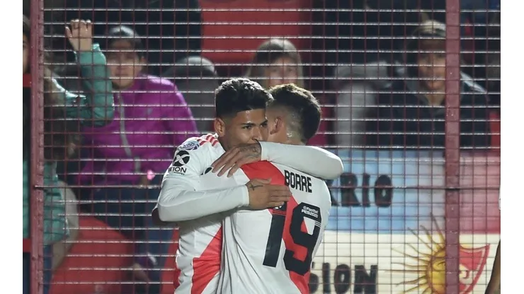Jorge Carrascal festejando un gol en River.