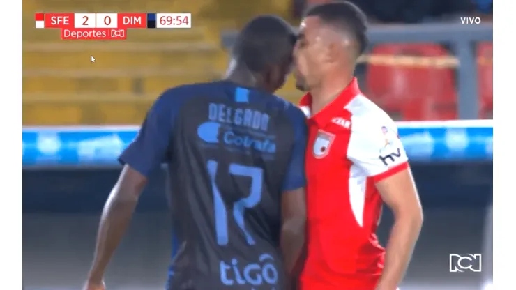 El golpe que le propinó Didier Delgado al jugador de Santa Fe.