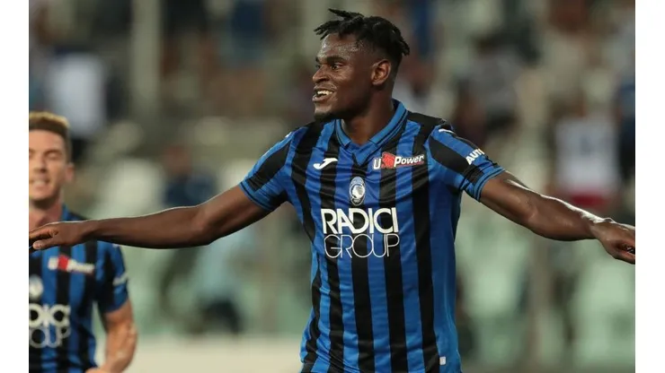 Duván Zapata festeja su doblete con el Atalanta en la Serie A 19/20.