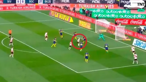 Martínez Quarta se dio media vuelta en el área y estuvo a punto de meter el primero de River