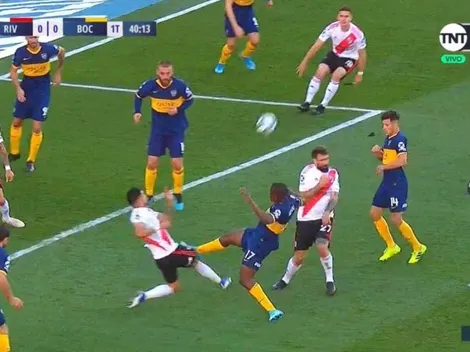 Hurtado casi rompe todo a Paulo Díaz pero solamente vio la amarilla