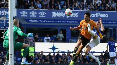 Soportó un patadón y convirtió: Raúl Jiménez marcó gol de cabeza