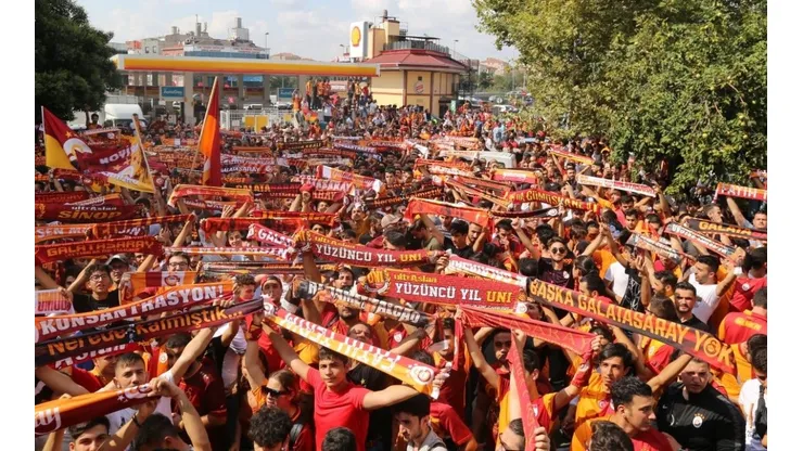 Video: Estambul está revolucionada por la llegada de Radamel Falcao
