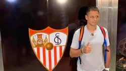Chicharito ya está en Sevilla. (Foto: Twitter @Daniel_Chanona)