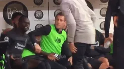 Foto de Mané en el banco de suplentes.