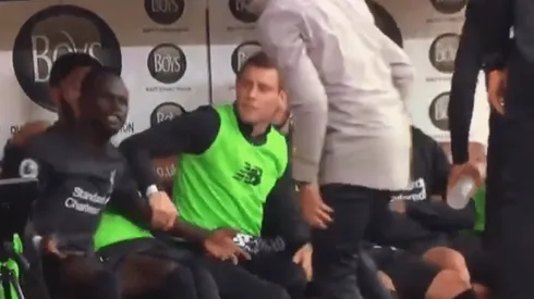 Foto de Mané en el banco de suplentes.