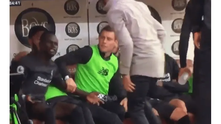 Foto de Mané en el banco de suplentes.