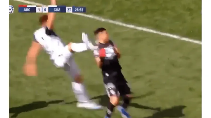 Caraballo vio la roja por una terrible patada voladora y Argentinos hundió un poco más a Gimnasia