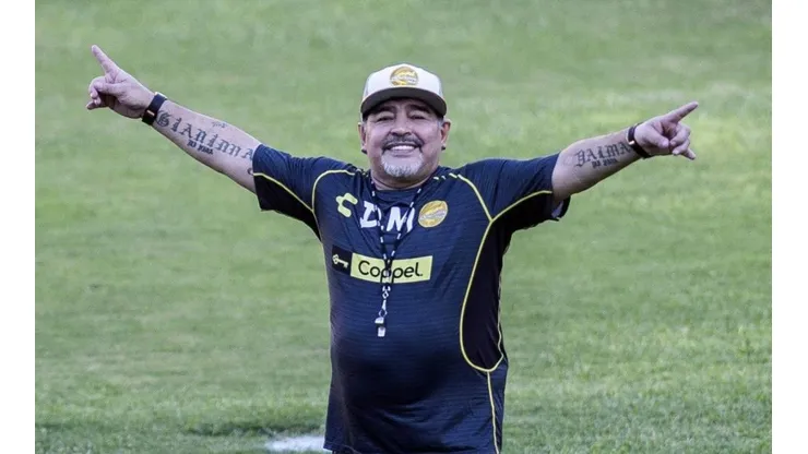 Se allana el camino para la llegada de Diego Maradona.