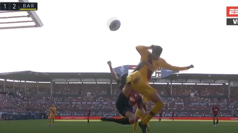 Piqué levantó mucho el brazo, el árbitro dio penal y Torres empató para el Osasuna