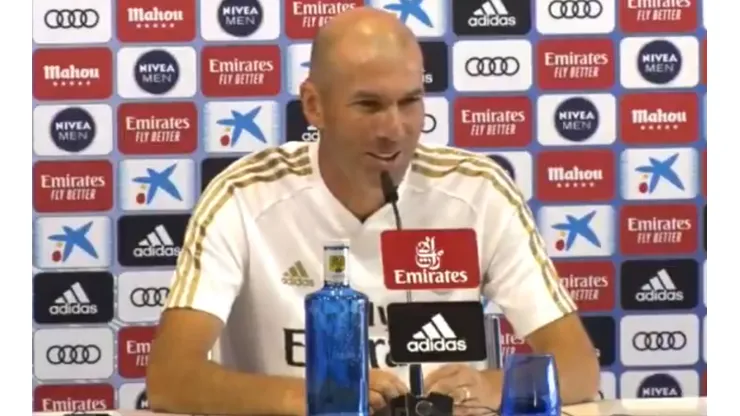 Foto de Zinedine Zidane en conferencia de prensa.
