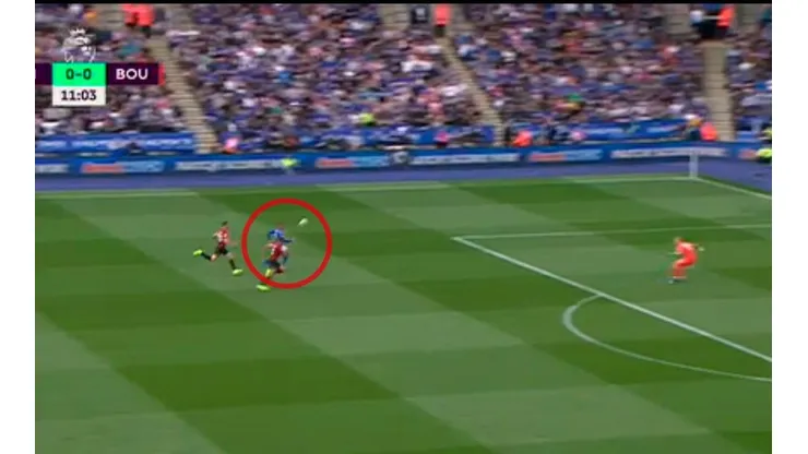 Vardy vio al arquero adelantado y no le quedó otra que meter el mejor gol del fin de semana