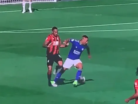 En Europa tampoco funciona el VAR: Tielemans casi quiebra a Wilson ¡y no le sacaron ni amarilla!