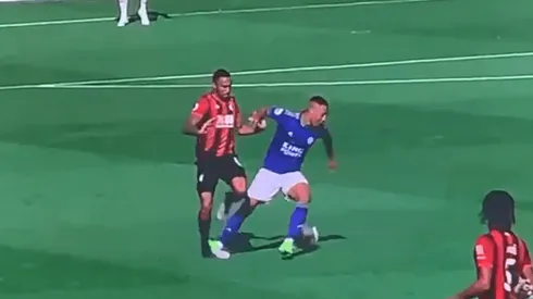 En Europa tampoco funciona el VAR: Tielemans casi quiebra a Wilson ¡y no le sacaron ni amarilla!