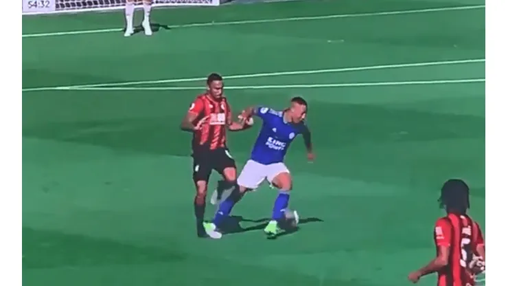 En Europa tampoco funciona el VAR: Tielemans casi quiebra a Wilson ¡y no le sacaron ni amarilla!