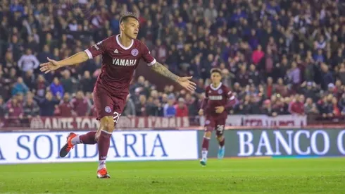 El festejo de gol de Carlos Auzqui.