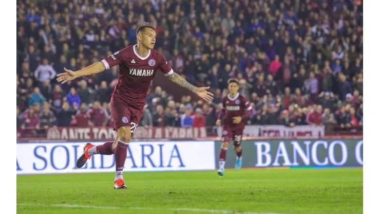 El festejo de gol de Carlos Auzqui.