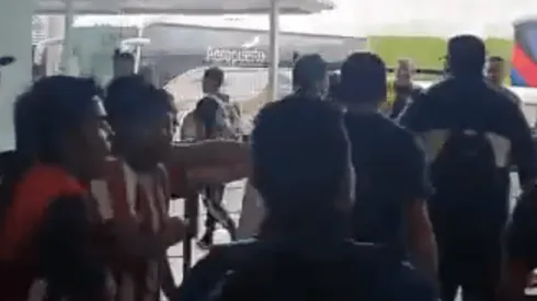 Los juveniles del América se cruzaron con seguidores de Chivas en el Aeropuerto y el momento fue tenso
