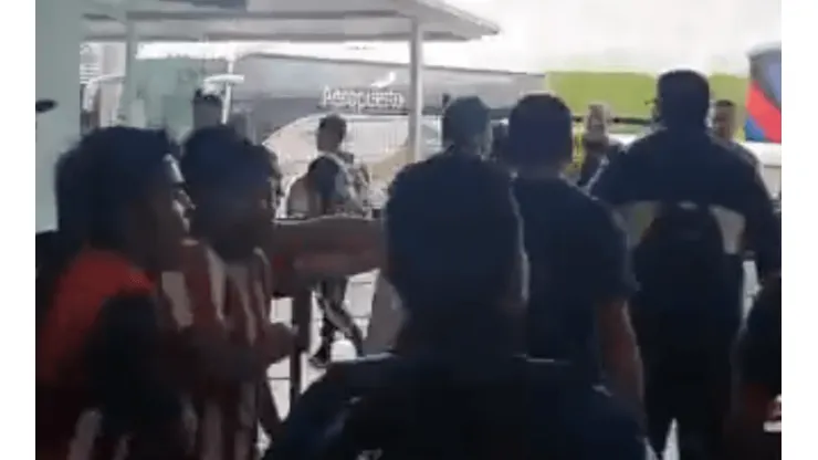 Los juveniles del América se cruzaron con seguidores de Chivas en el Aeropuerto y el momento fue tenso