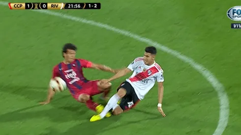 Incomprensible: Haedo Valdez casi rompe a Palacios, Bascuñán fue al VAR ¡y solo le sacó amarilla!