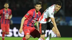 La bandera que colgaron los hinchas de Cerro Porteño al lado de los suplentes de River