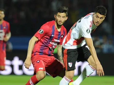 La bandera que colgaron los hinchas de Cerro Porteño al lado de los suplentes de River