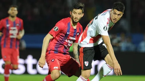 La bandera que colgaron los hinchas de Cerro Porteño al lado de los suplentes de River