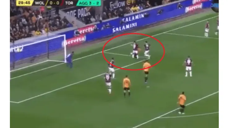 Un crack: Raúl Jiménez anticipó en el primer palo para el primer gol del partido
