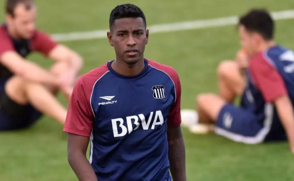 Araujo también jugó en el Estrella Roja de Serbia.