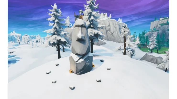 Busca entre una cámara de cine en un sótano, una cabeza de piedra nevada y un gran vehículo de oro llamativo en Fortnite