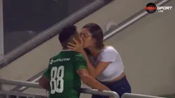 Metió gol y mientras lo festejaba con su novia, el partido ya se estaba jugando: se lo anularon