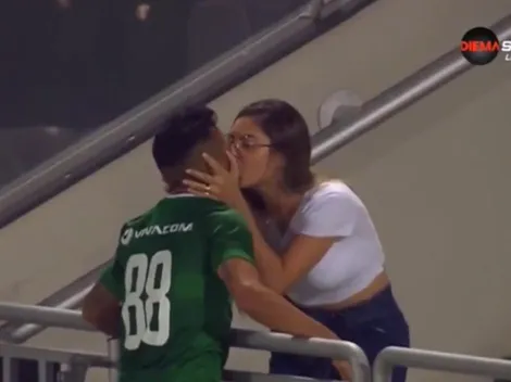 Metió gol y mientras lo festejaba con su novia, el partido ya se estaba jugando: se lo anularon
