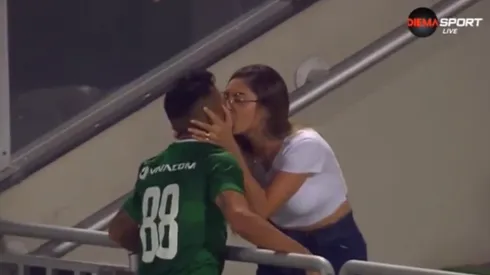Metió gol y mientras lo festejaba con su novia, el partido ya se estaba jugando: se lo anularon