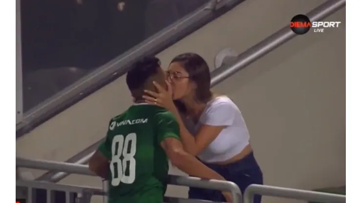 Metió gol y mientras lo festejaba con su novia, el partido ya se estaba jugando: se lo anularon