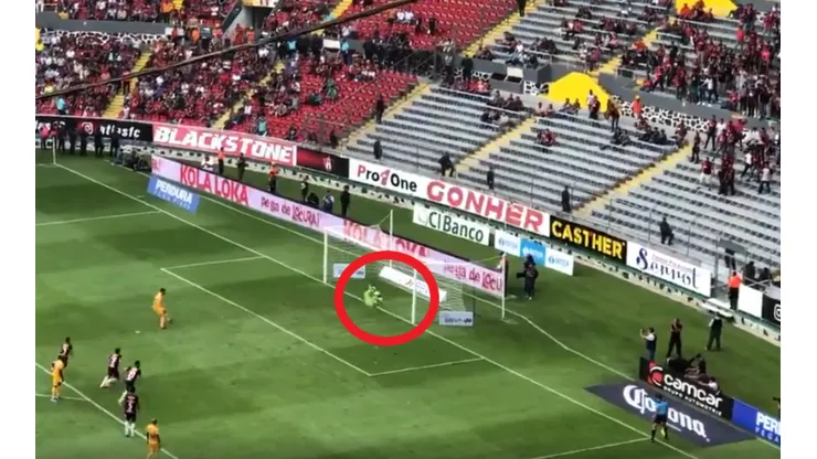 ¡Héroe! Vargas le paró el penal a Gignac y todo sigue igualado