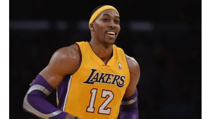 Los Lakers le hicieron una polémica advertencia a Dwight Howard antes de aceptar firmarlo