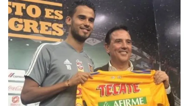 Diego Reyes fue presentado como nuevo futbolista de Tigres en el Estadio Universitario
