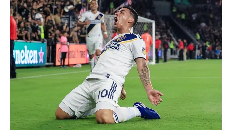 Cristian Pavón festejando su tanto.