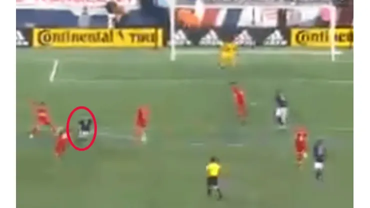 Bou le dio el triunfo sobre el final a New England con un golazo