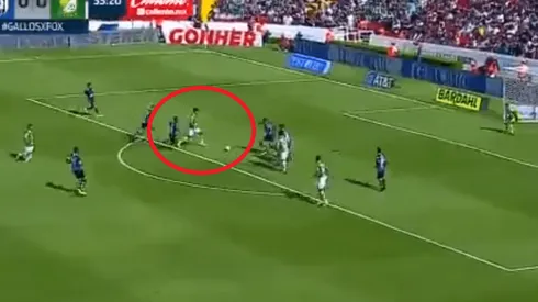 Macías ajustó el balón contra el palo para un verdadero golazo del León