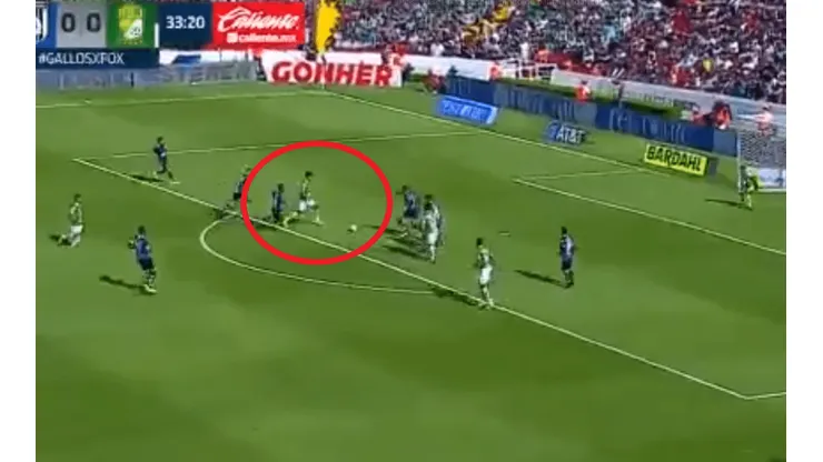 Macías ajustó el balón contra el palo para un verdadero golazo del León