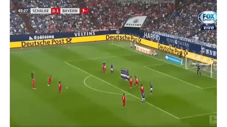 Que viva el fútbol, Lewandowski: puso el balón en un ángulo de tiro libre