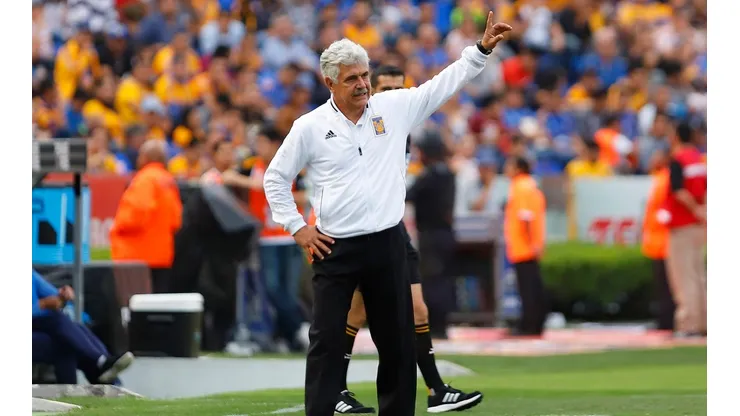 Ricardo Ferretti da indicaciones durante un partido. (Foto: Getty)
