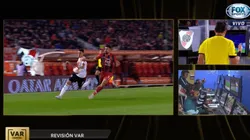 ¡Anulado! Suárez la acomodó con la mano y el VAR le negó el 2 a 0 a River