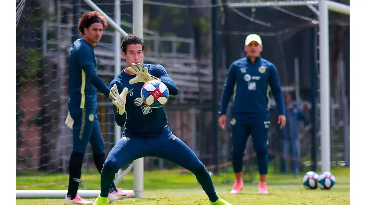 Memo Ochoa (Al fondo con cintillo) reaparecerá en la Liga MX atajando en el América ante Tigres UANL